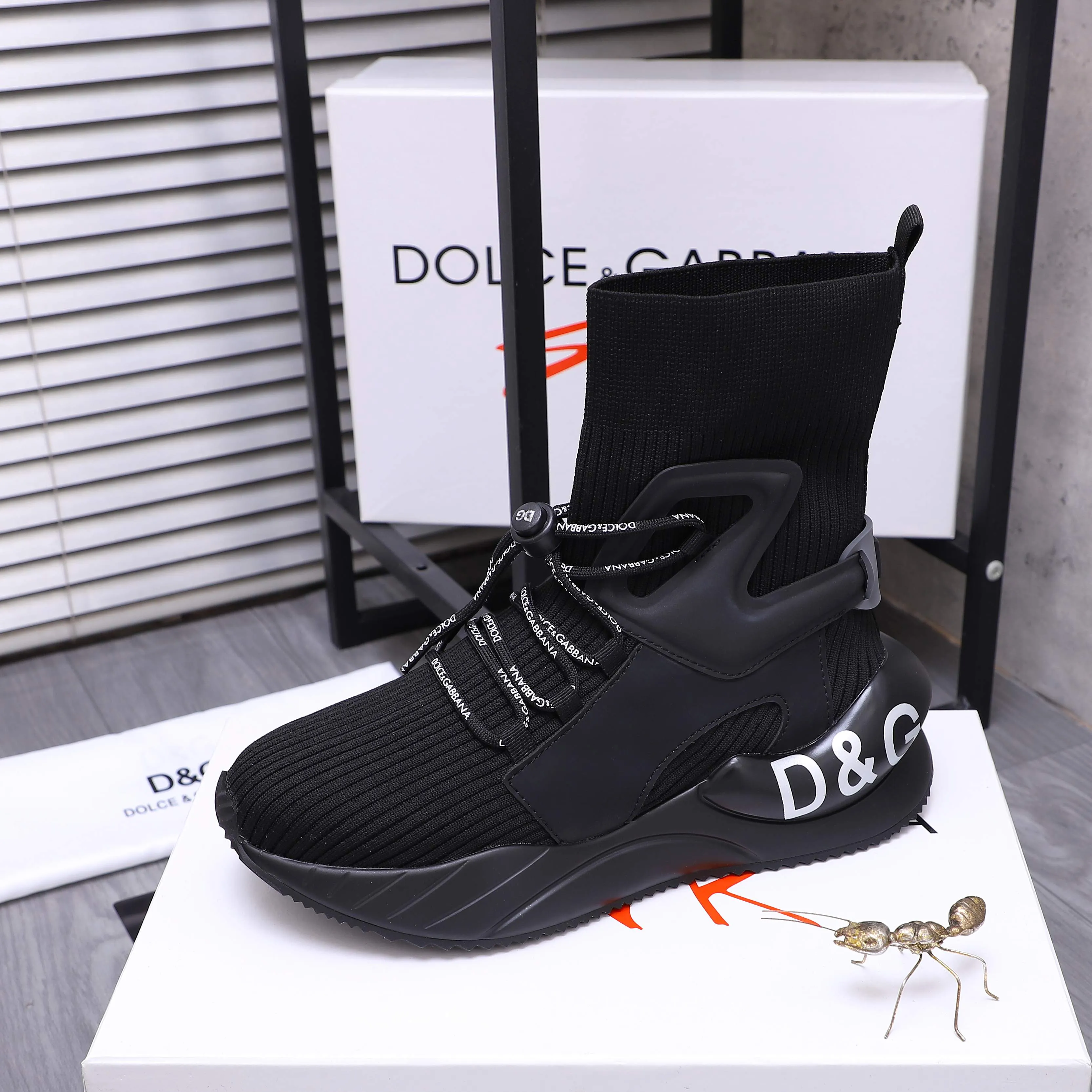 Men's shoes 💰442 Product trademark: DG (Dolce & Gabbana) casual shoes for couples. Regular size: 36-46 (45.46 is custom-made and non-returnable) Product materials: Selected knitted breathable spliced ​​cowhide upper, cowhide insole, original outsole